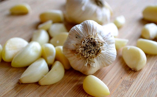 Raw-Garlic-Cloves